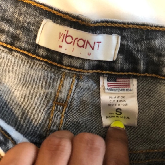 Stonewashed high waisted cut off shorts - Picture 4 of 4